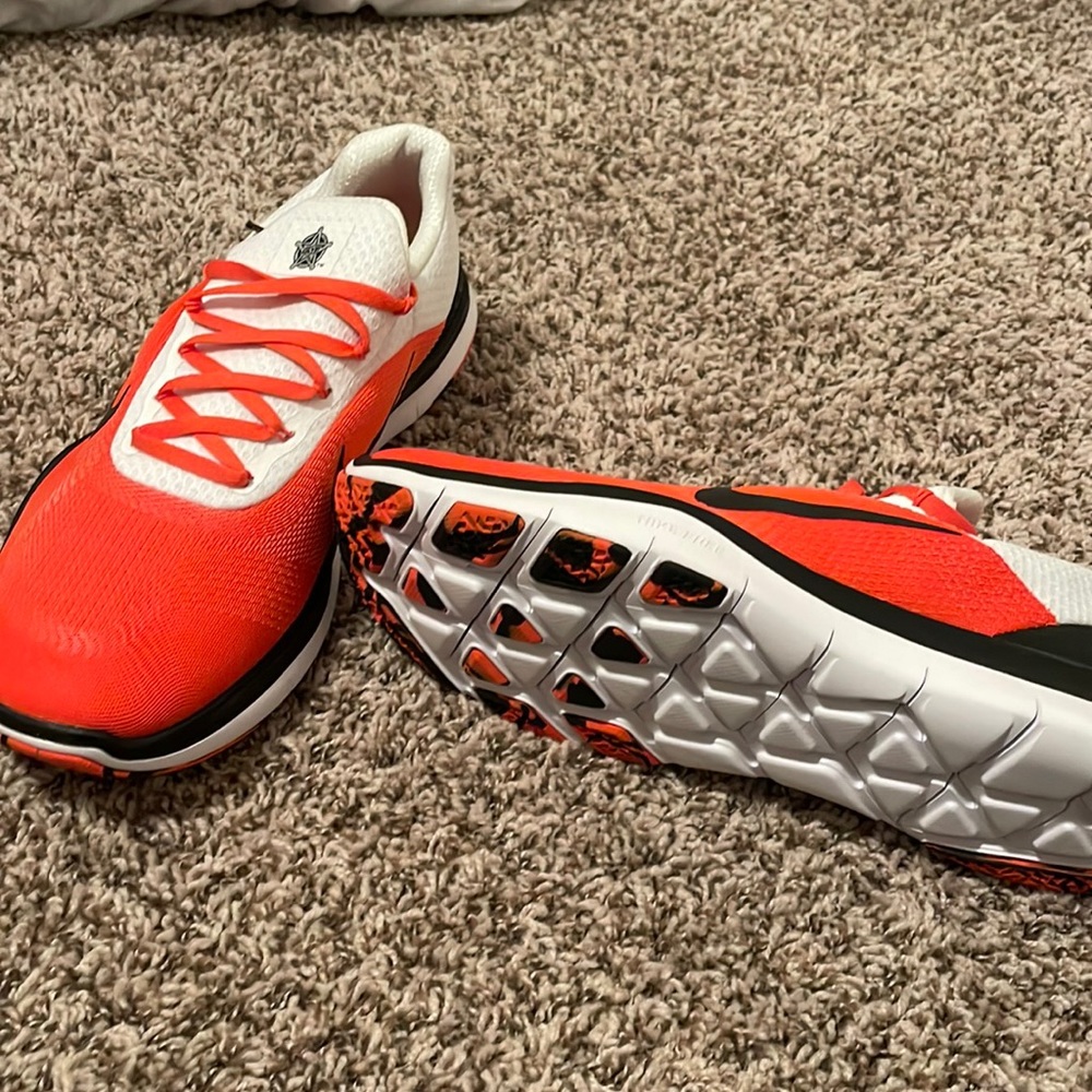 NWOT MENS NIKE OK STATE NIKES SIDE LINE SHOE